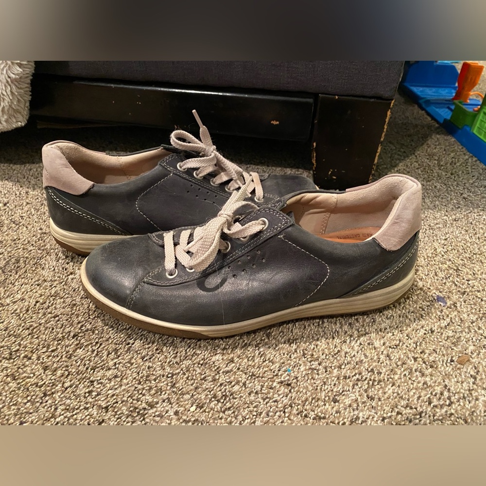 Women’s 8.5 Ecco Sneakers